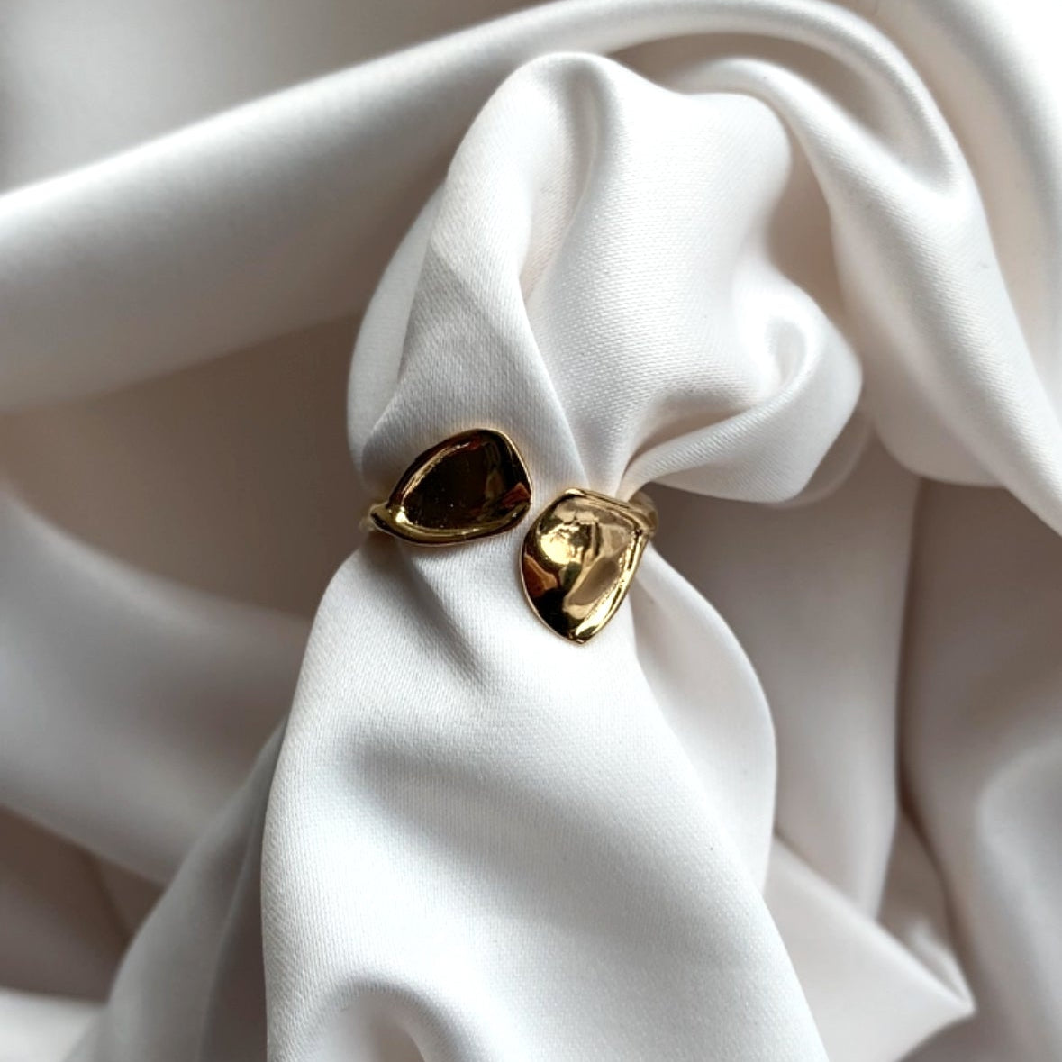 Anillo Dorado Clasico Petalos Flor