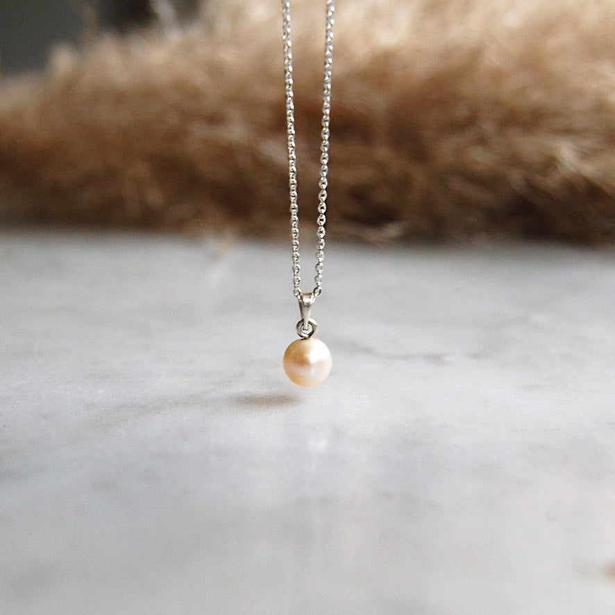 Collar Crisálida de Perla montado en plata mexicana .925