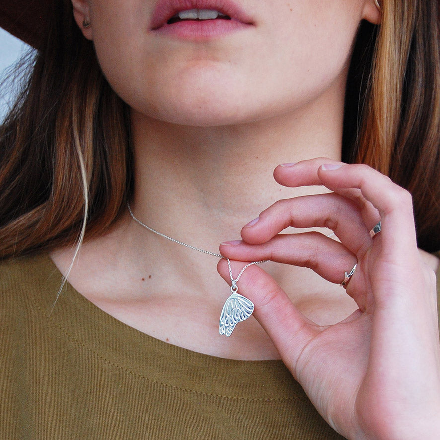 Collar Mariposa Monarca hecho de plata sólida por artesanos en Taxco, Guerrero