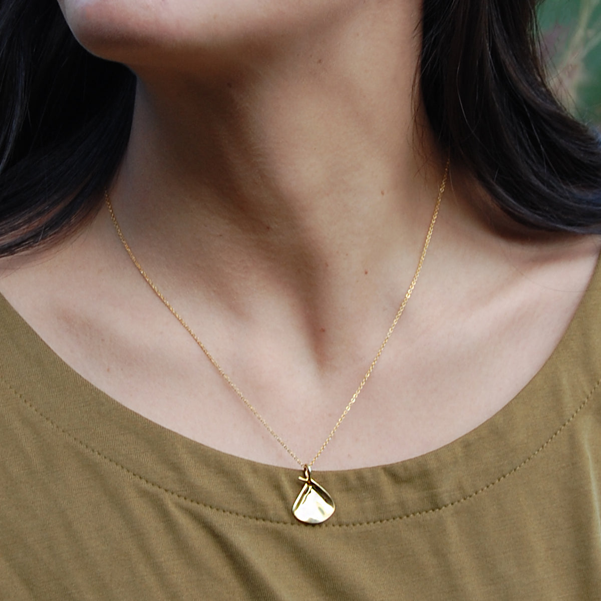 Collar de plata en forma de petalo con baño de oro de 14 quilates