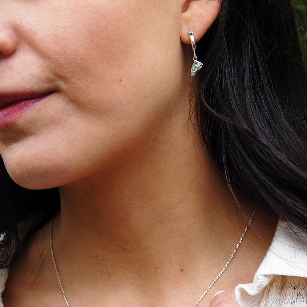 Mini arracadas, huggies de plata mexicana .925 joyería diseño mexicano en forma de mariposa monarca