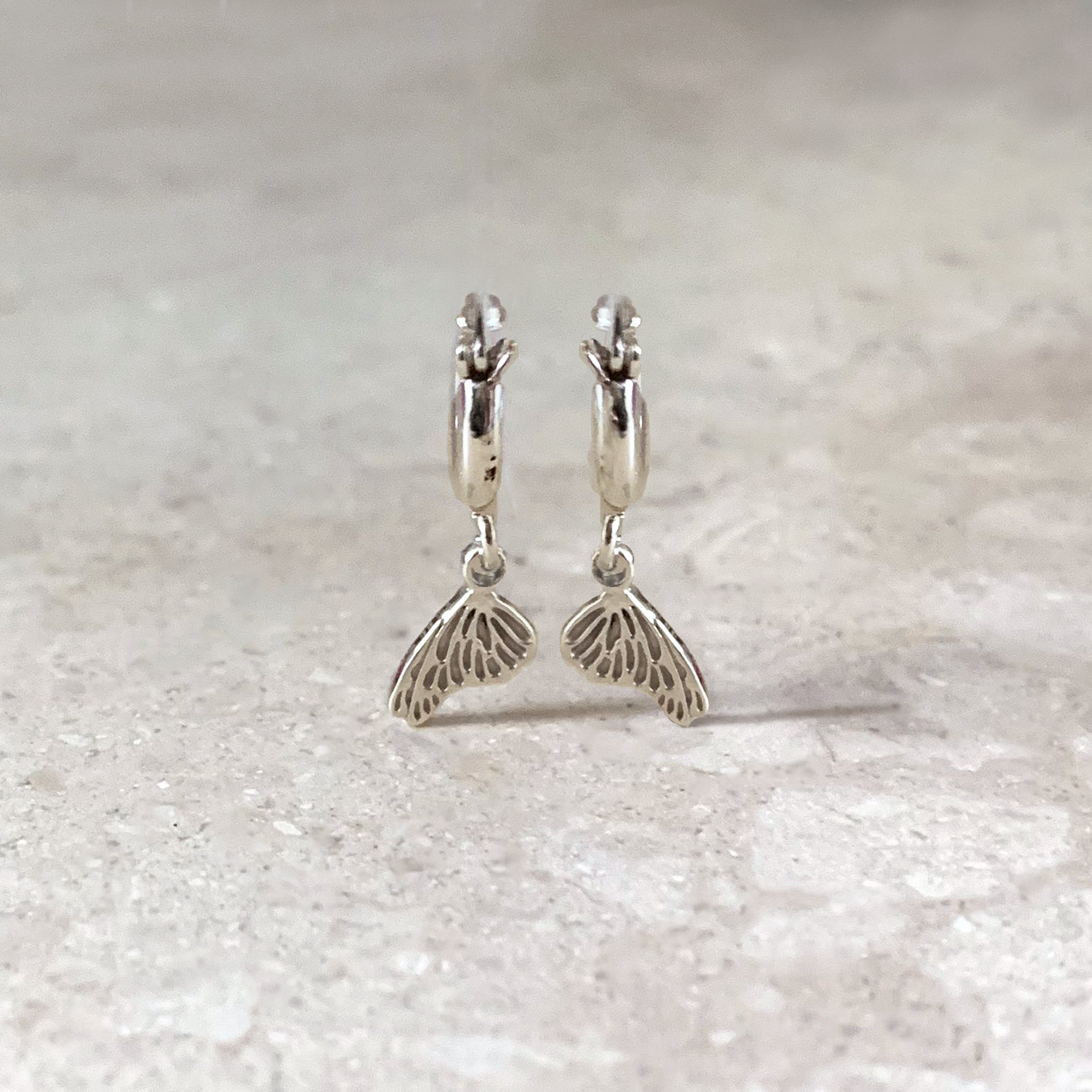 Arracadas con mariposa, huggies de plata .925 hecho a mano en Taxco, Guerrero