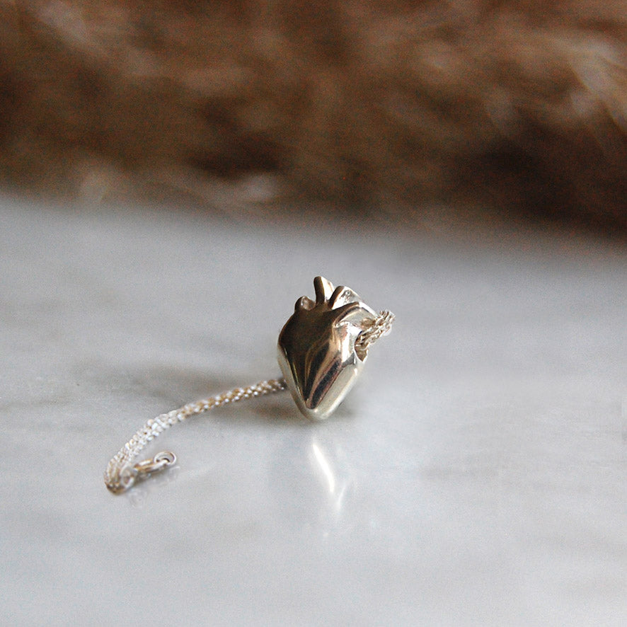 Pulsera Corazón de plata sólida, parte de la Colección Autorretratos