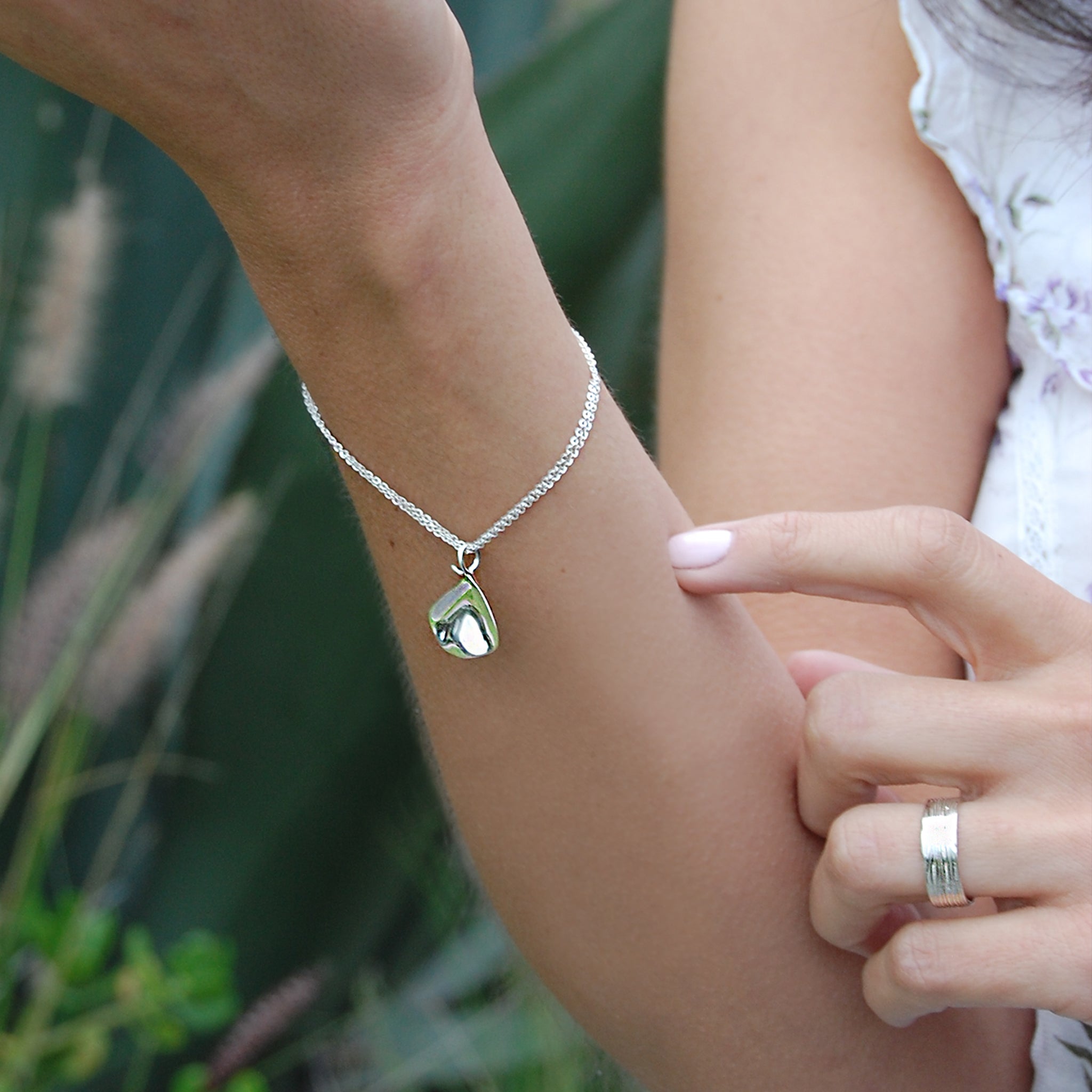 Pulsera Petalo Rosa Beighe Plata. Parte de la Colección Xochimilco, la Rosa Beige es la que adorna los pies de la Virgen de Guadalupe