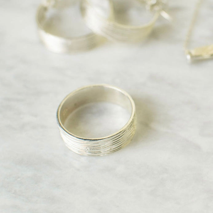 Anillo Chinampa Textura de Madera Plata