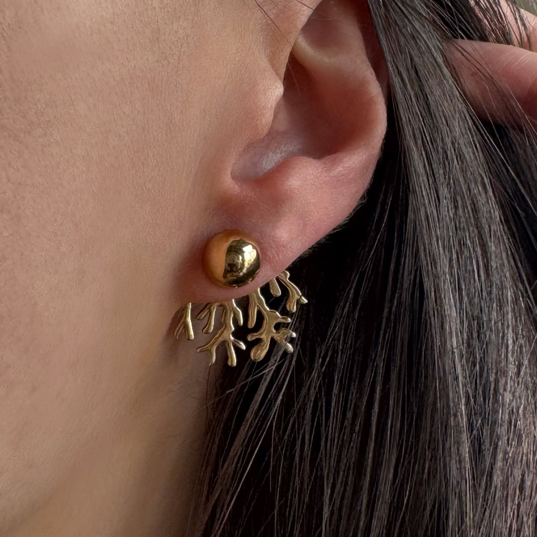 Ear jackets coral aretes diferentes