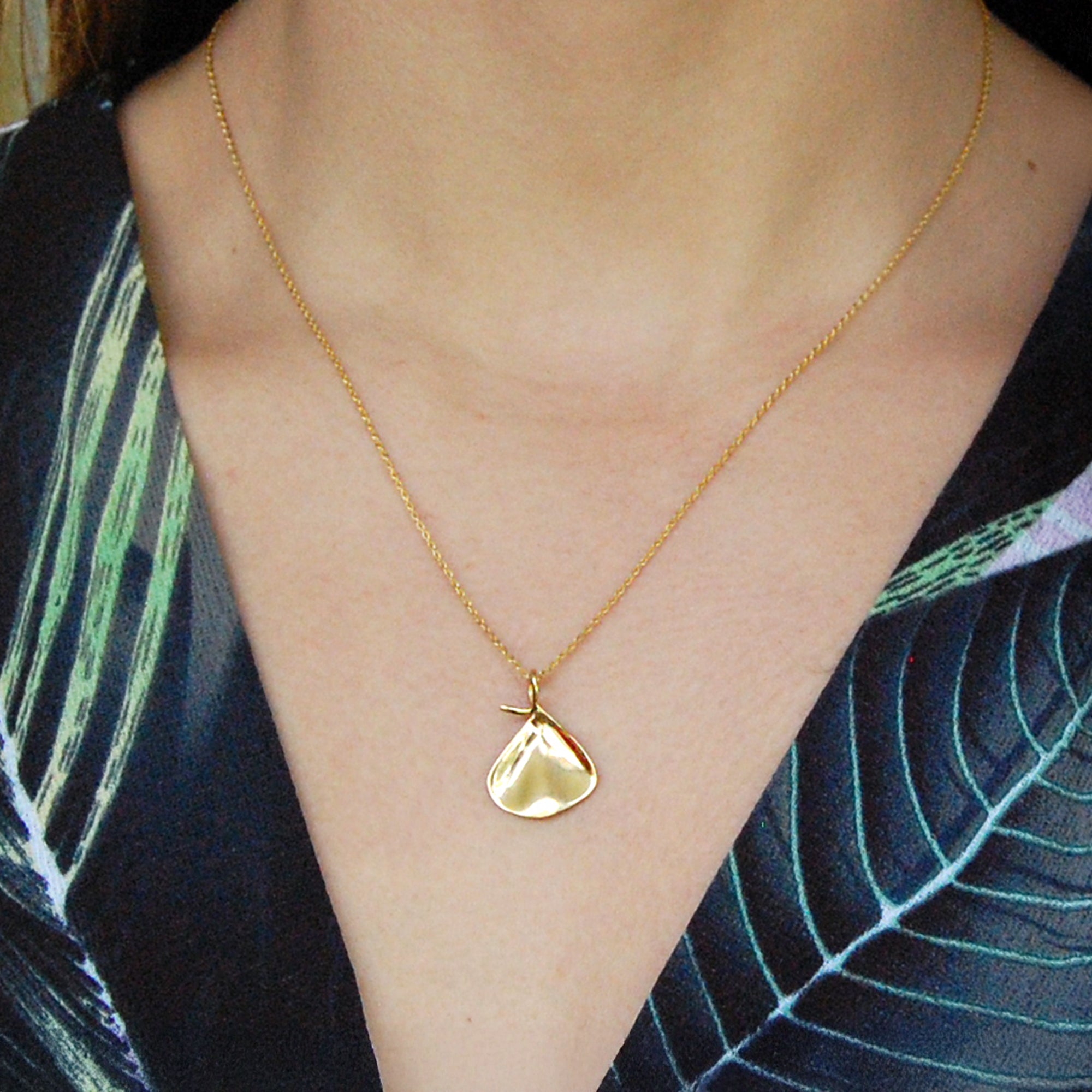 Dije Petalo de rosa cadena plata dorado